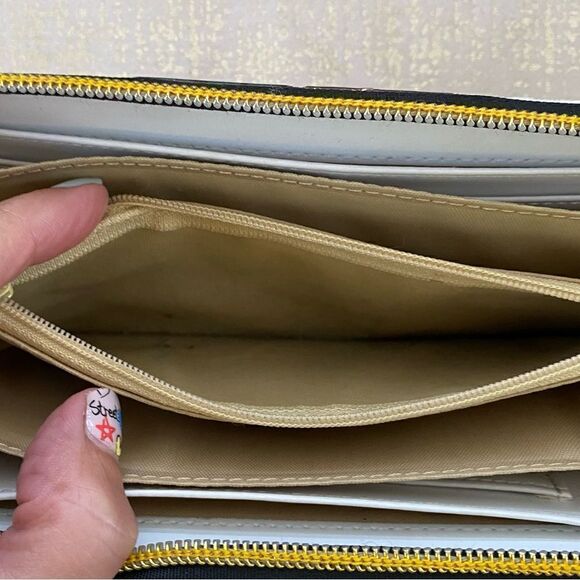 Big Eye Girl Silver Metallic Zip Around Wallet. - Picture 9 of 11